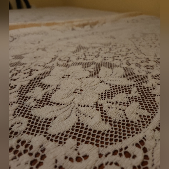 Vintage Ivory Lace Tablecloth by Quaker - Picture 13 of 13